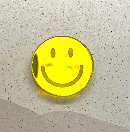 Smiley broche geel